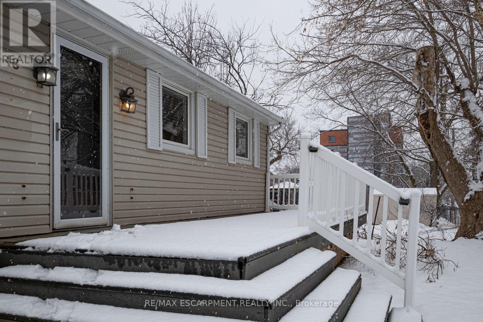 18 Miles Street, Milton, Ontario  L9T 1E4 - Photo 3 - W12130162