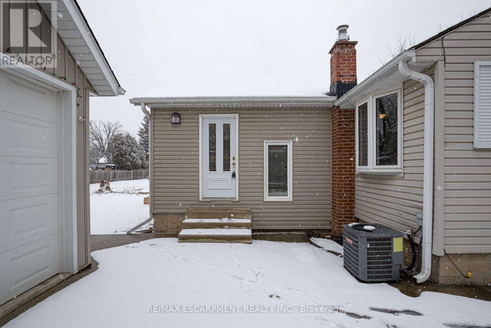 18 Miles Street, Milton, Ontario  L9T 1E4 - Photo 4 - W12130162