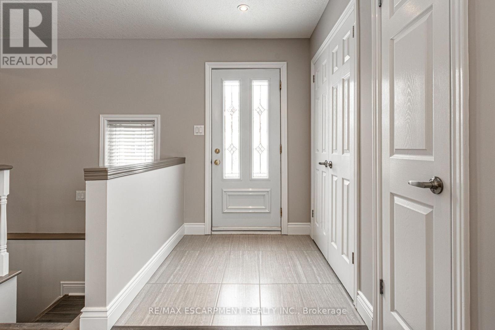 18 Miles Street, Milton, Ontario  L9T 1E4 - Photo 5 - W12130162