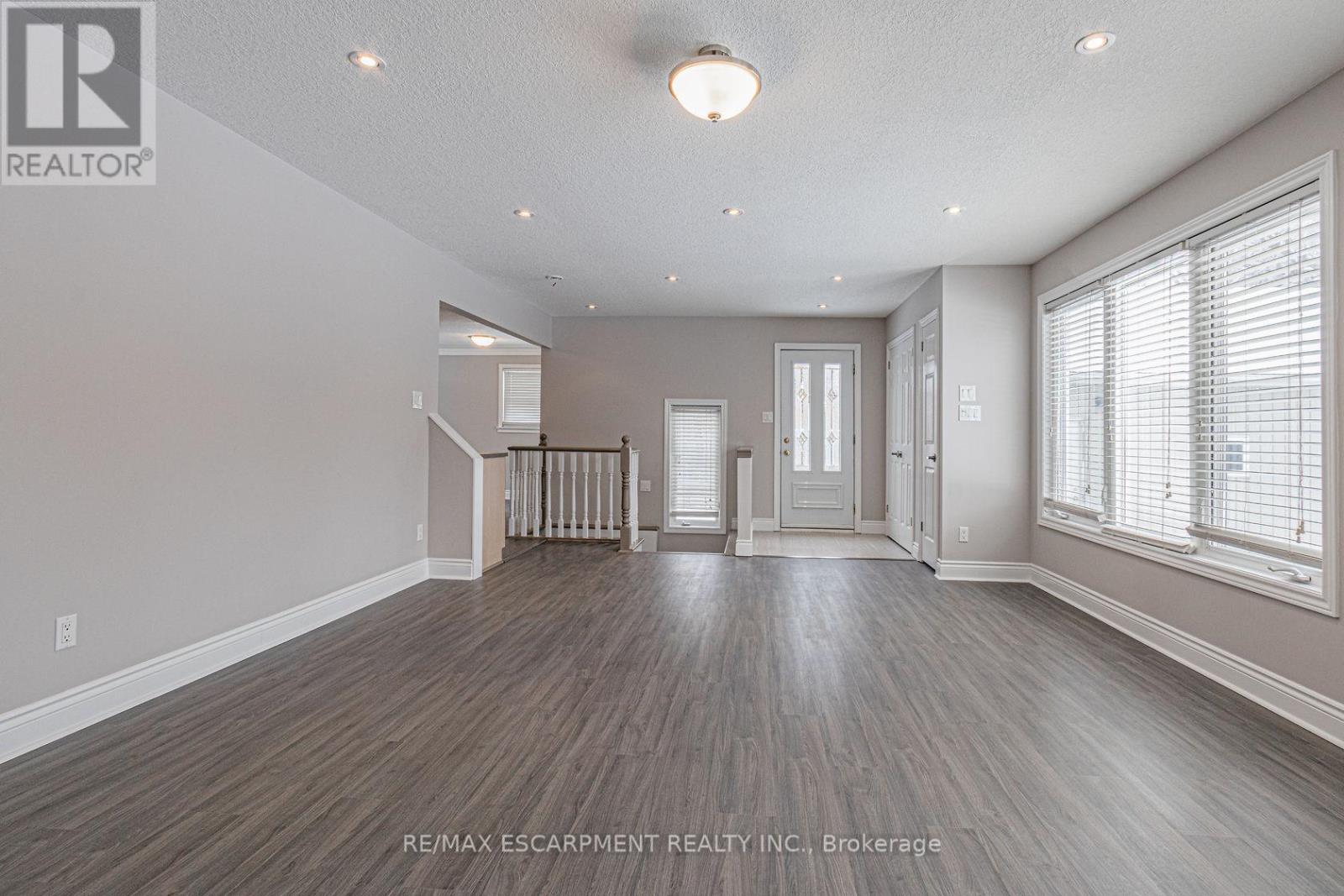 18 Miles Street, Milton, Ontario  L9T 1E4 - Photo 7 - W12130162