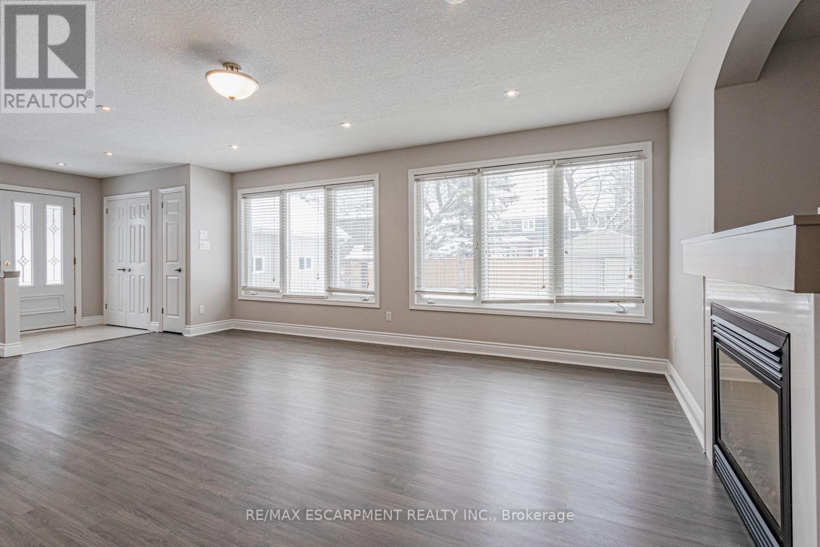 18 Miles Street, Milton, Ontario  L9T 1E4 - Photo 8 - W12130162
