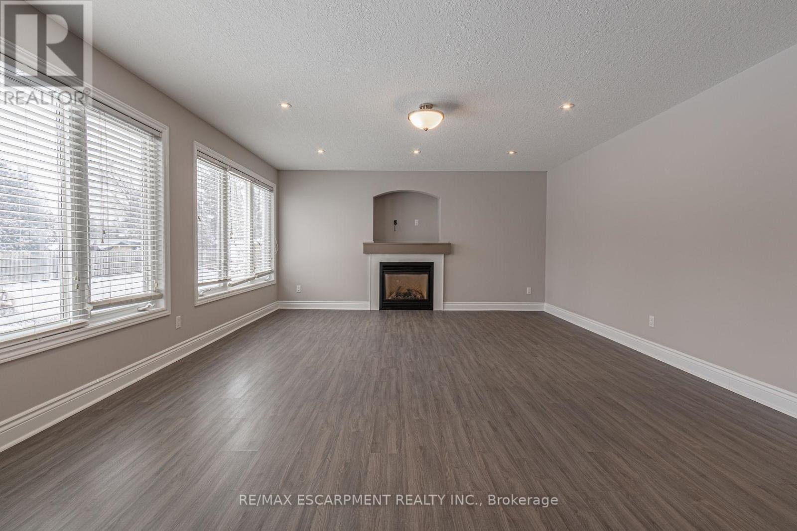 18 Miles Street, Milton, Ontario  L9T 1E4 - Photo 9 - W12130162
