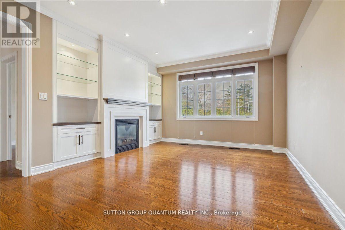 32 Harborn Road, Mississauga (Cooksville), Ontario  L5B 1A4 - Photo 5 - W12130263