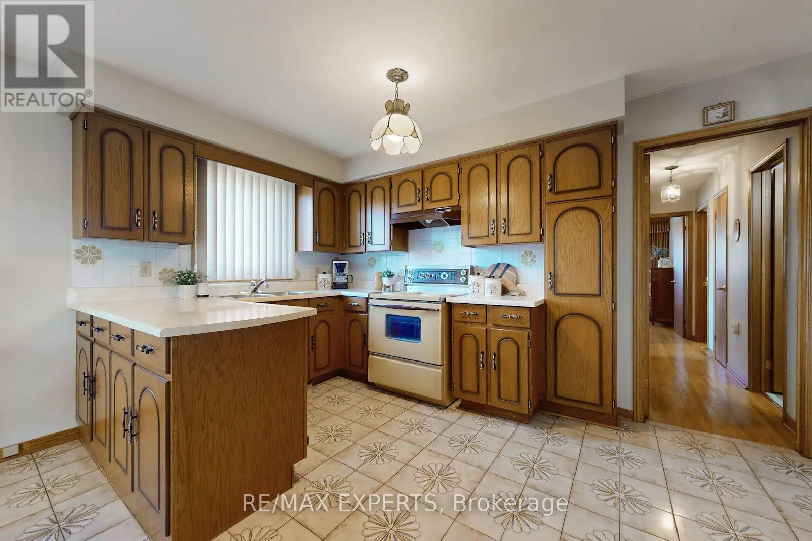 146 Sawmill Road, Toronto (Glenfield-Jane Heights), Ontario  M3L 2K4 - Photo 9 - W12130308