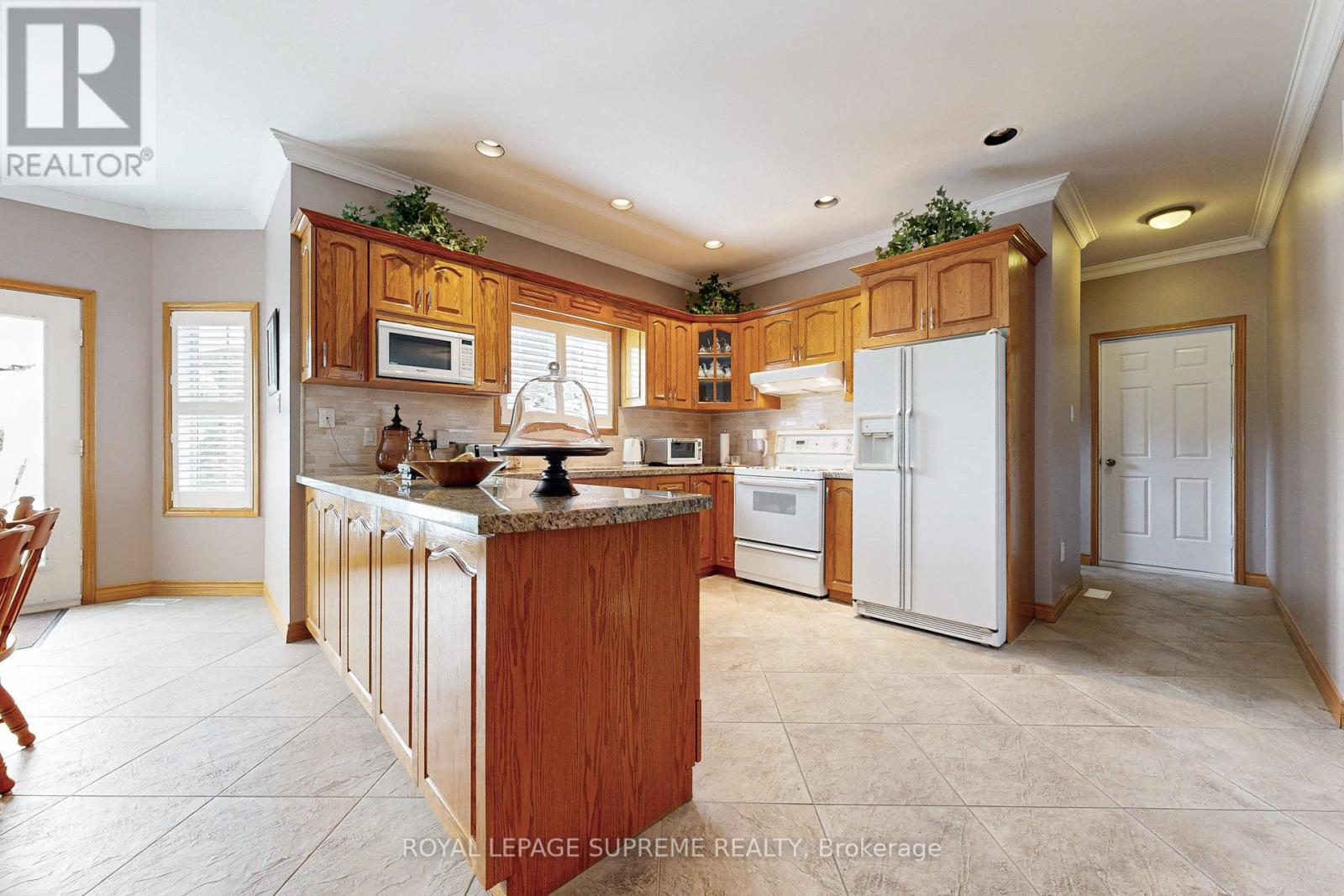 10 Freeman Road, Toronto, Ontario  M6M 4E6 - Photo 17 - W12130314