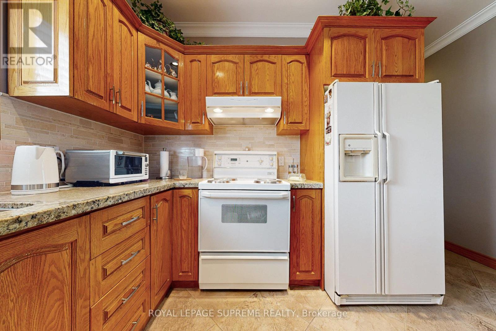10 Freeman Road, Toronto, Ontario  M6M 4E6 - Photo 20 - W12130314