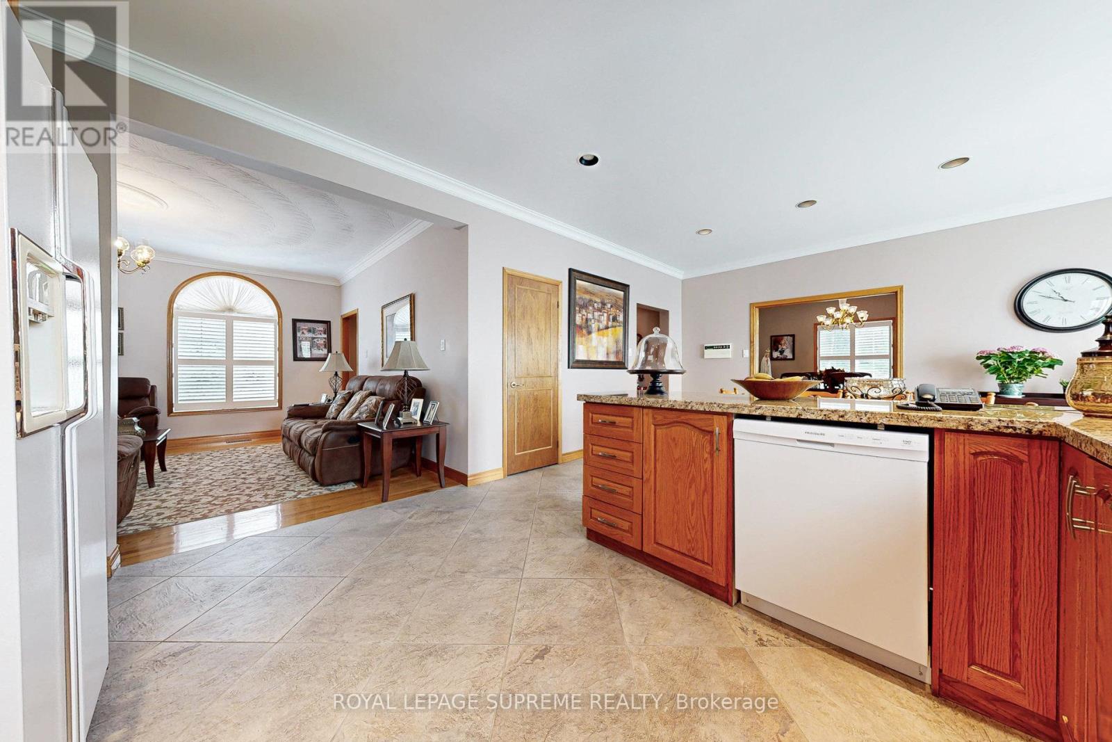 10 Freeman Road, Toronto, Ontario  M6M 4E6 - Photo 21 - W12130314