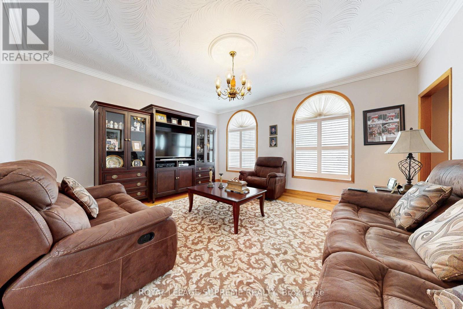 10 Freeman Road, Toronto, Ontario  M6M 4E6 - Photo 22 - W12130314