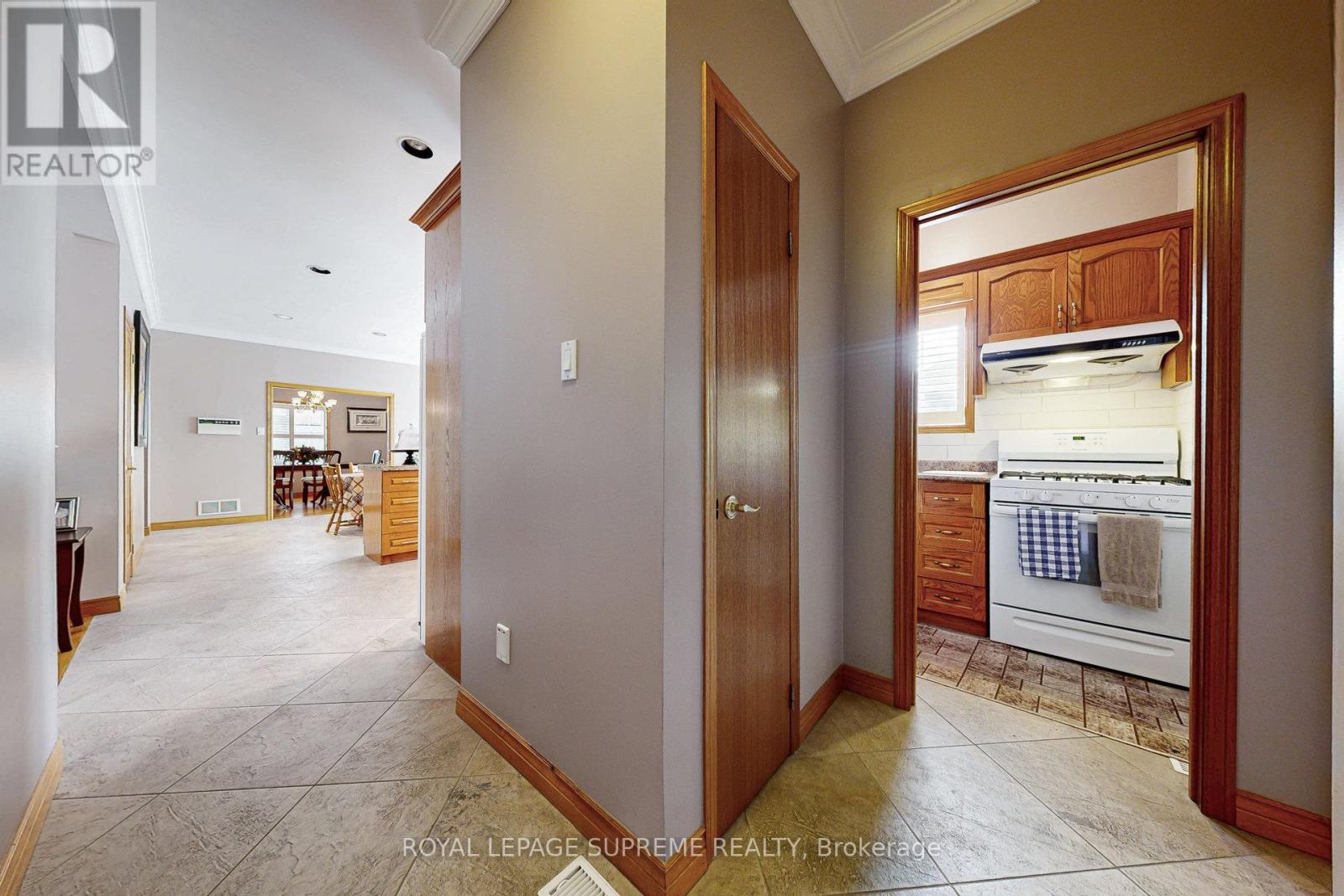 10 Freeman Road, Toronto, Ontario  M6M 4E6 - Photo 26 - W12130314