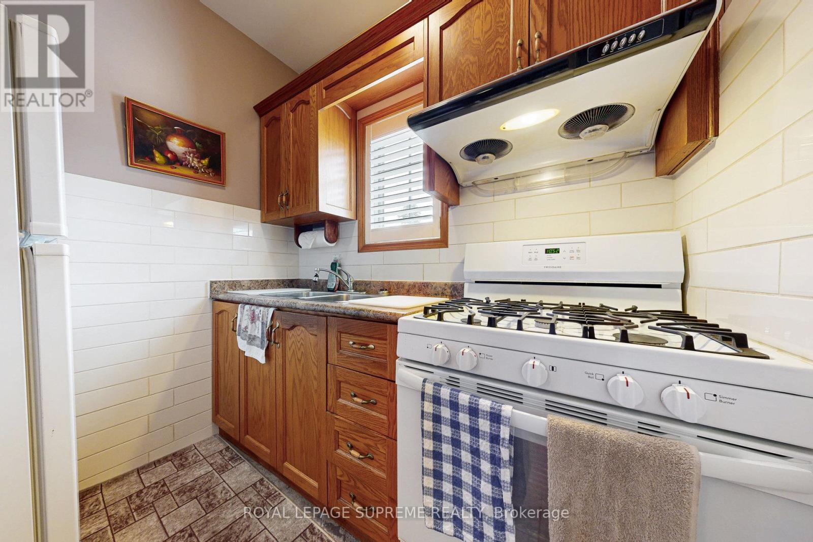 10 Freeman Road, Toronto, Ontario  M6M 4E6 - Photo 27 - W12130314