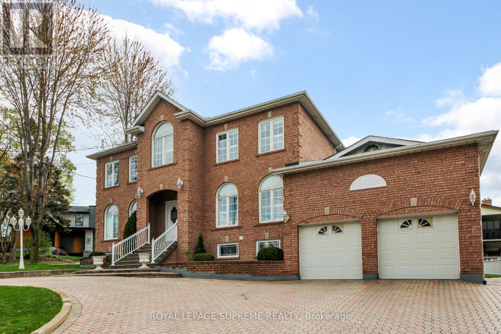 10 Freeman Road, Toronto, Ontario  M6M 4E6 - Photo 4 - W12130314
