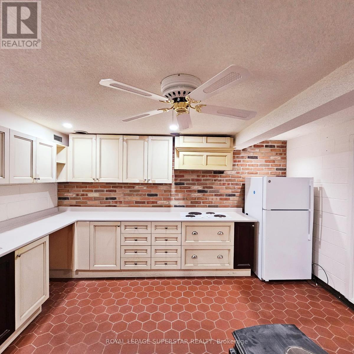 Property at 15 QUINBY COURT image 4