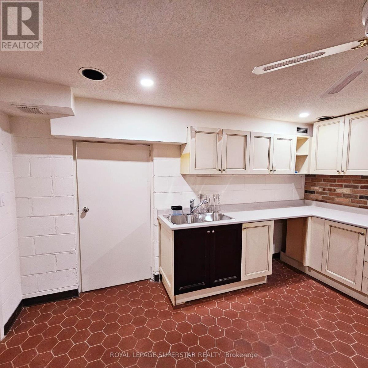 Property at 15 QUINBY COURT image 5