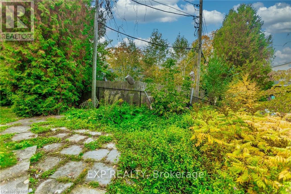 B - 376 Philip Place, Hamilton, Ontario  L9G 3G8 - Photo 10 - X12130195