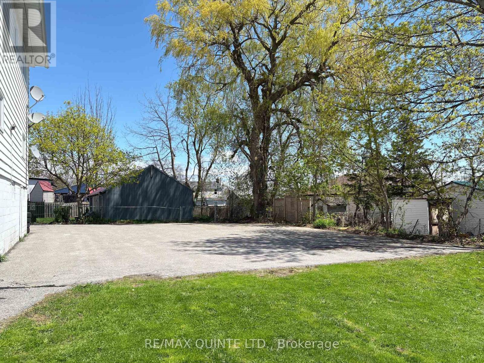 Property at 263 DUNDAS STREET W image 4