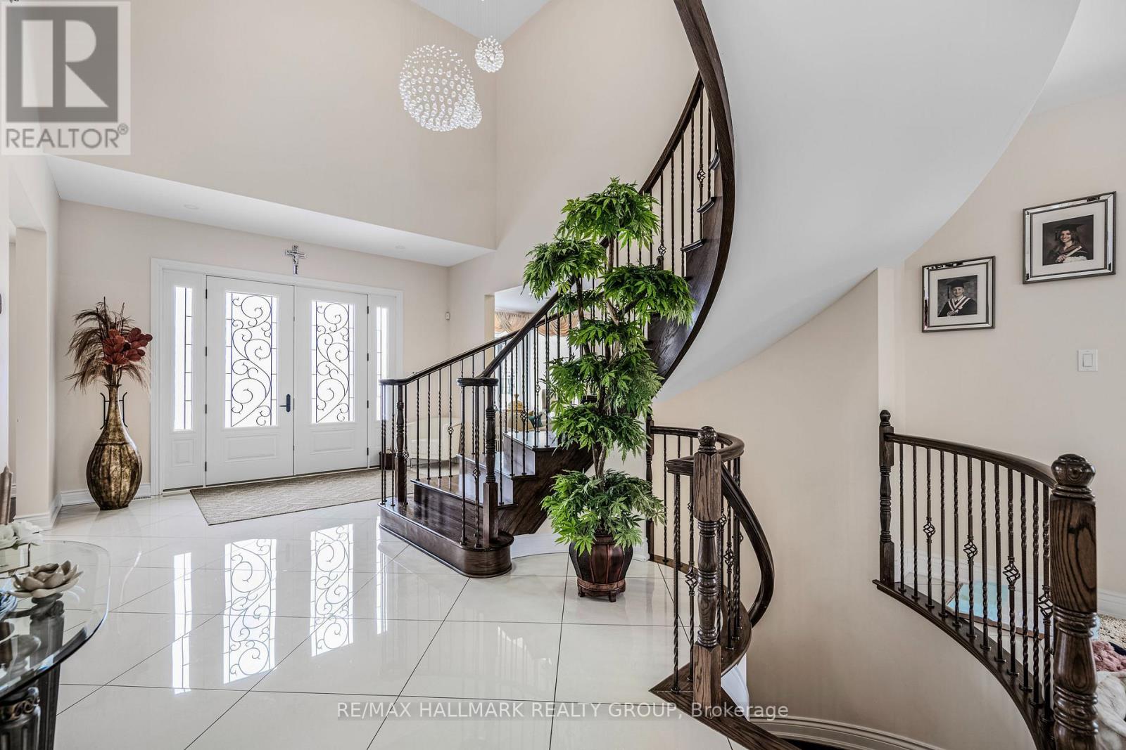 Property at 699 BALLYCASTLE CRESCENT image 4
