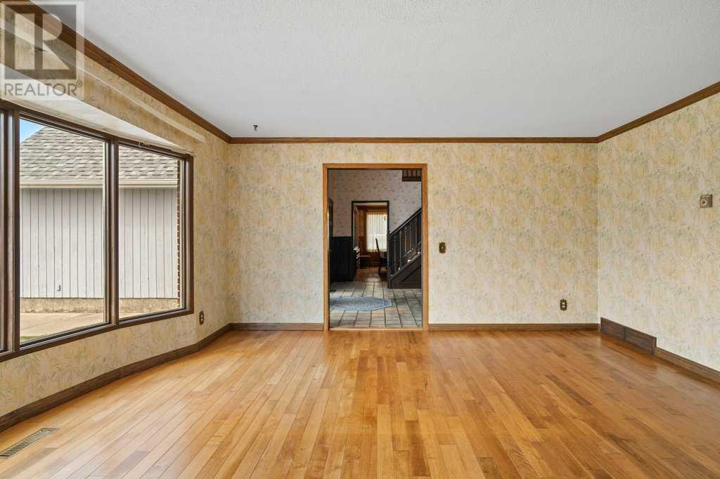 Property at 328 Parkview Crescent SE image 5