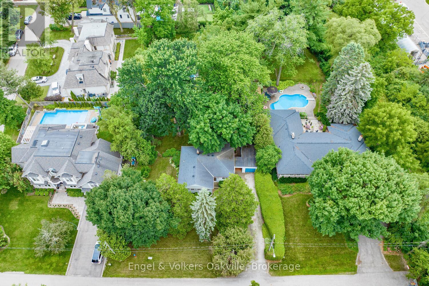 504 Chamberlain Lane, Oakville, Ontario  L6J 4H6 - Photo 4 - W12130687