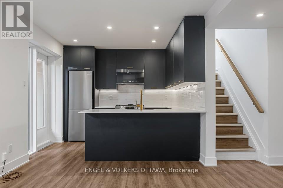 B - 866 Woodroffe Avenue, Ottawa, Ontario  K2A 3G3 - Photo 5 - X12120858