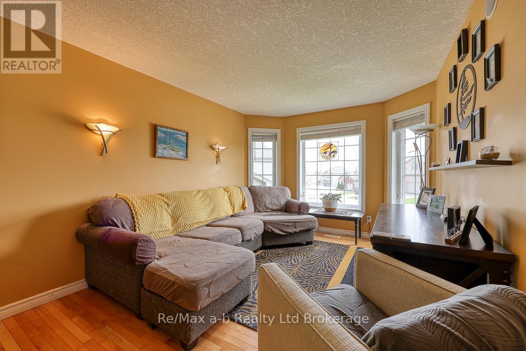 49 Kerr Crescent, Ingersoll, Ontario  N5C 4H1 - Photo 3 - X12130645