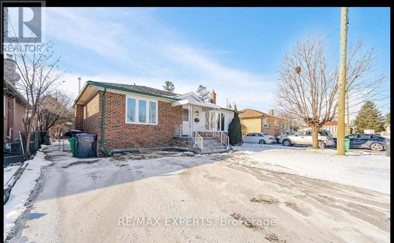 35 Edgemont Drive, Brampton (Brampton North), Ontario  L6V 1K9 - Photo 2 - W12128873