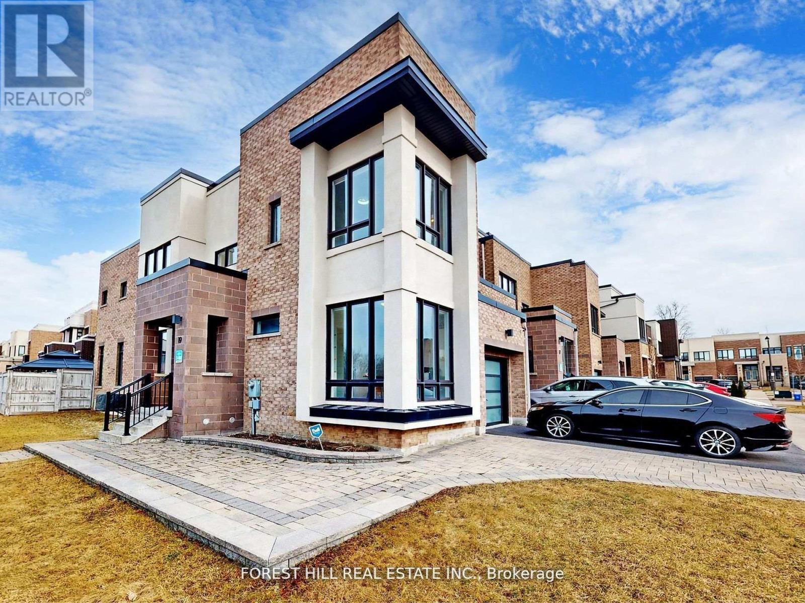 19 Denarius Crescent, Richmond Hill, Ontario  L4E 0Y9 - Photo 2 - N12130489