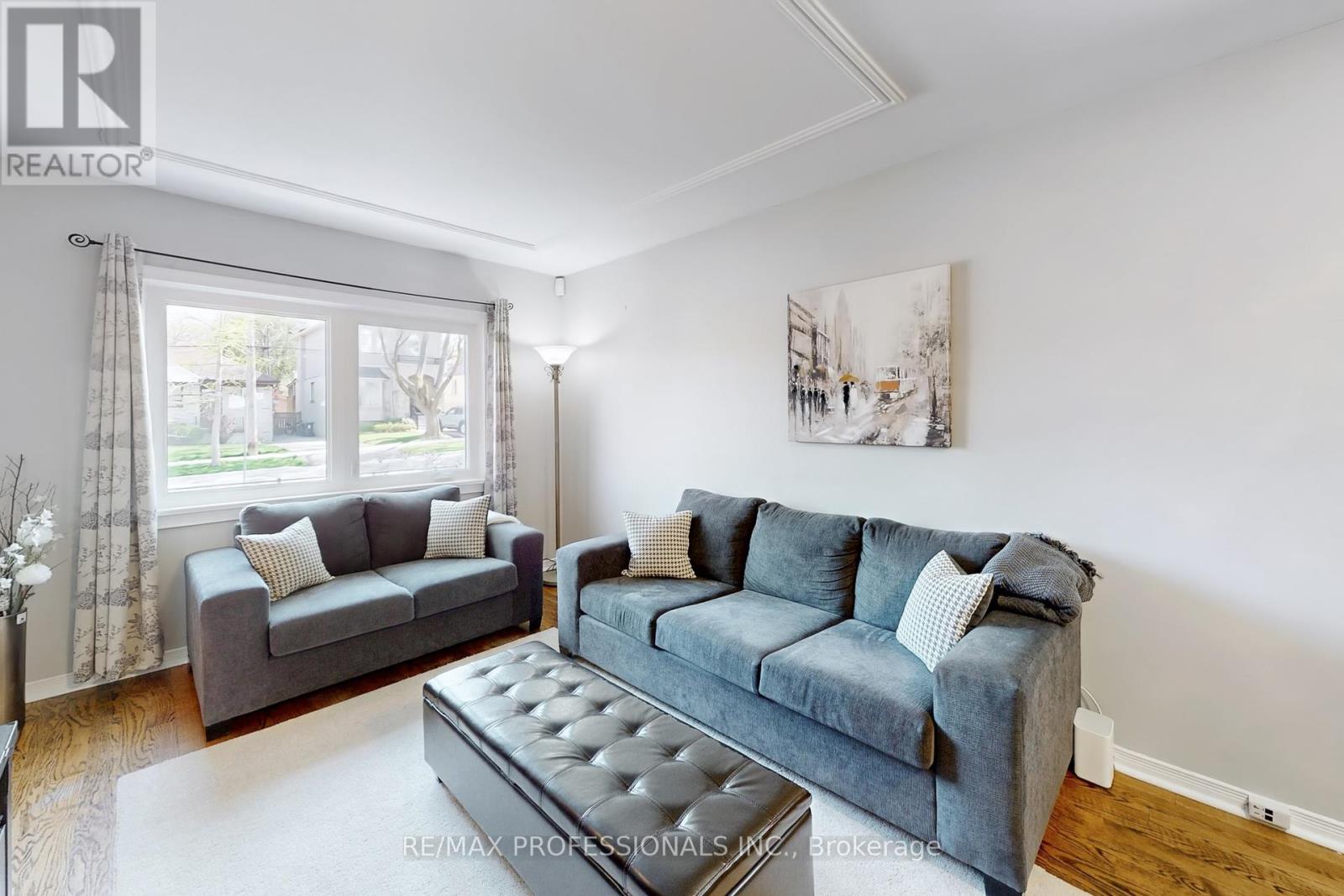 24 Braeburn Avenue, Toronto, Ontario  M9P 2J3 - Photo 2 - W12130400