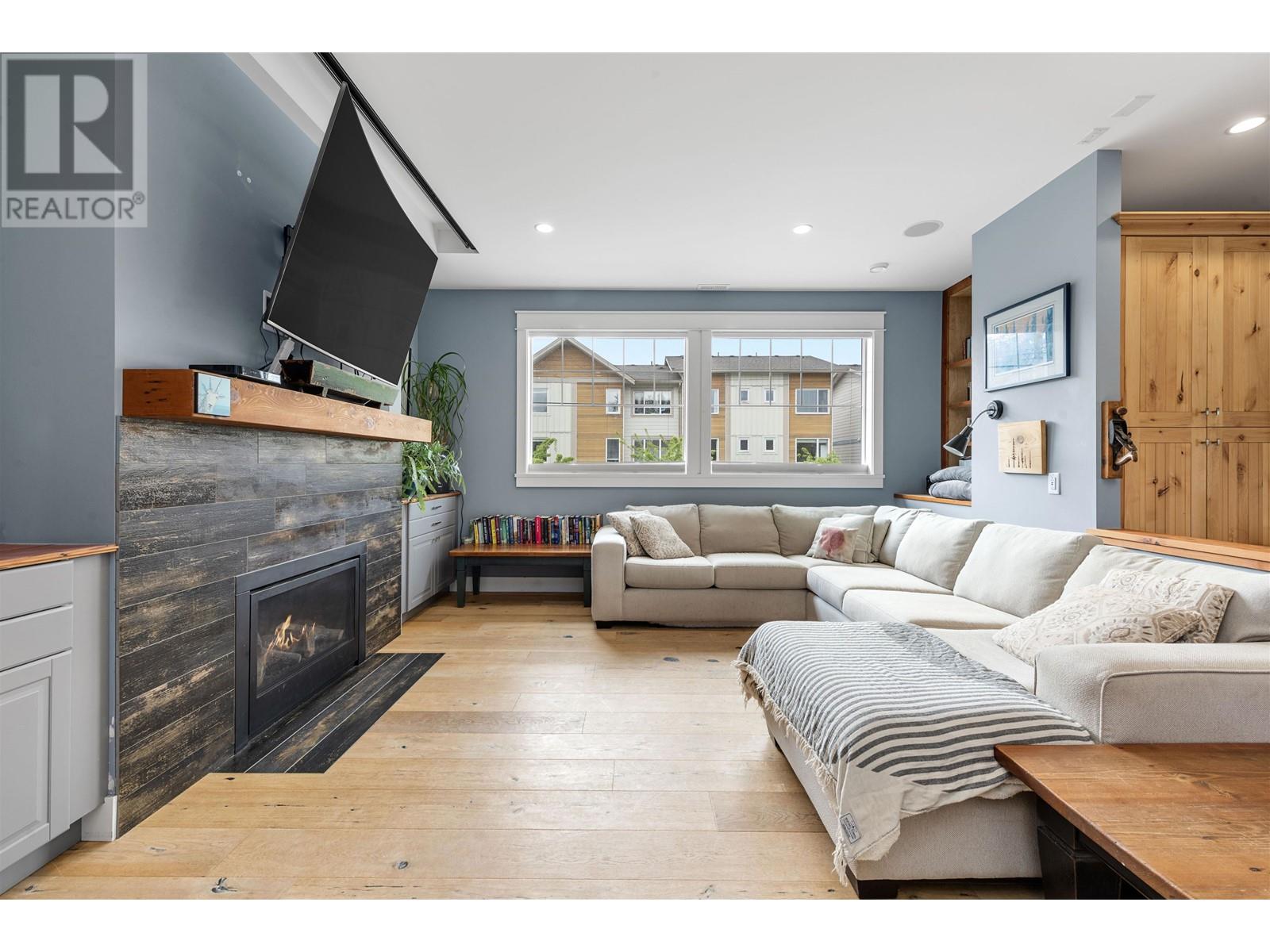 Property at 1215 WILSON CRESCENT image 3
