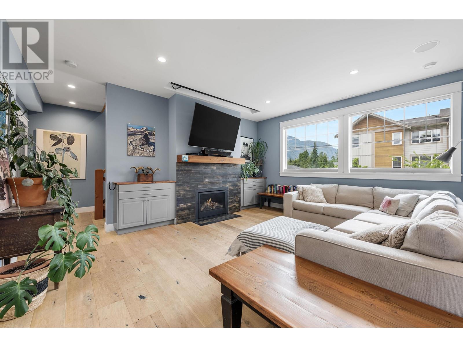 Property at 1215 WILSON CRESCENT image 2