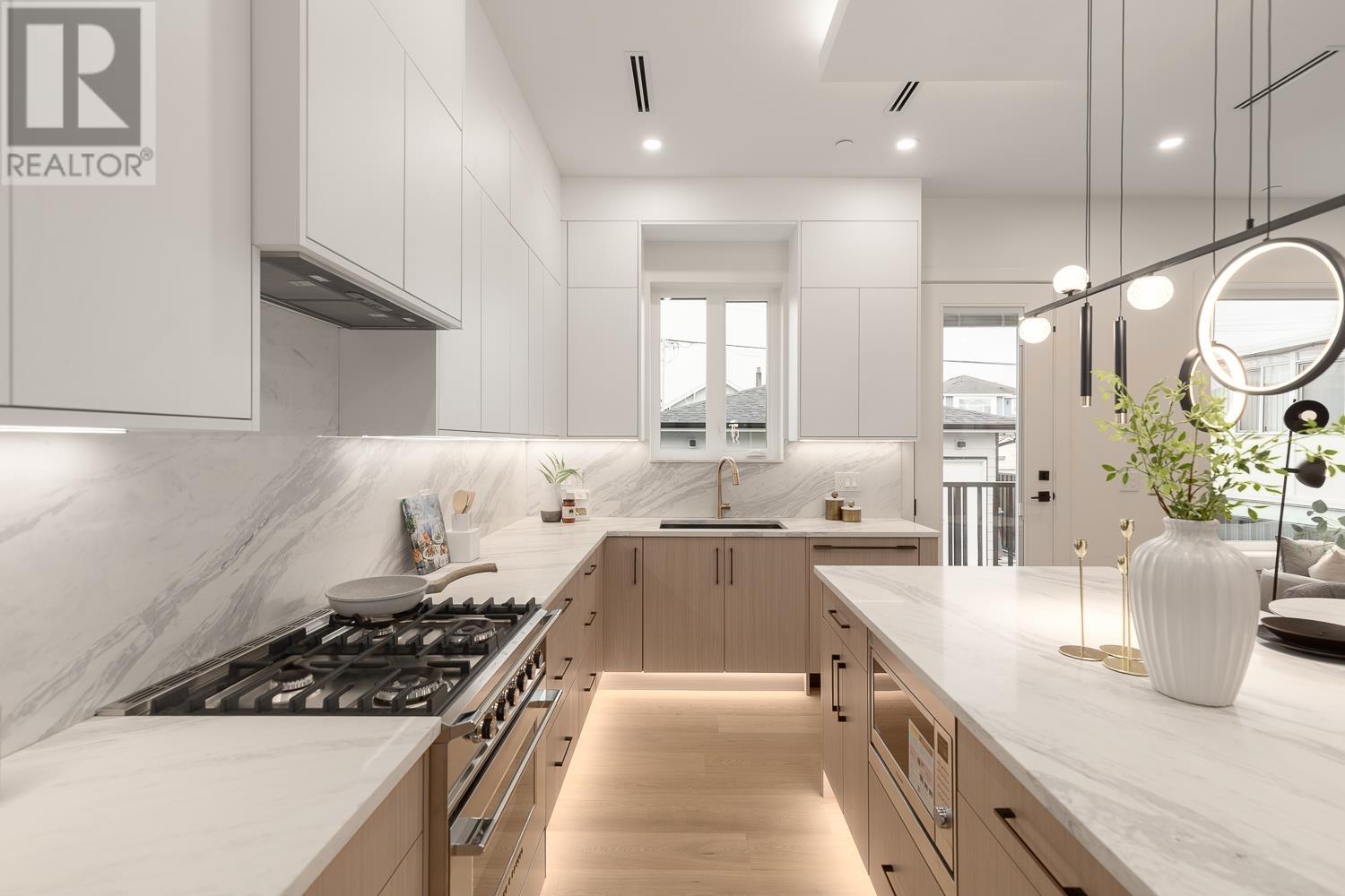 Listing Picture 11 of 30 : 2 2658 DUNDAS STREET, Vancouver / 溫哥華 - 魯藝地產 Yvonne Lu Group - MLS Medallion Club Member