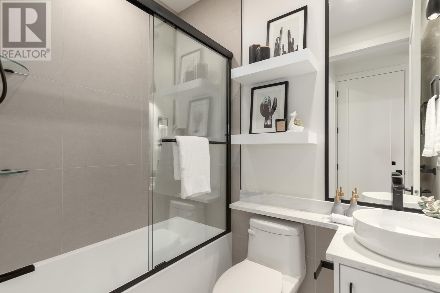 Listing Picture 21 of 30 : 2 2658 DUNDAS STREET, Vancouver / 溫哥華 - 魯藝地產 Yvonne Lu Group - MLS Medallion Club Member