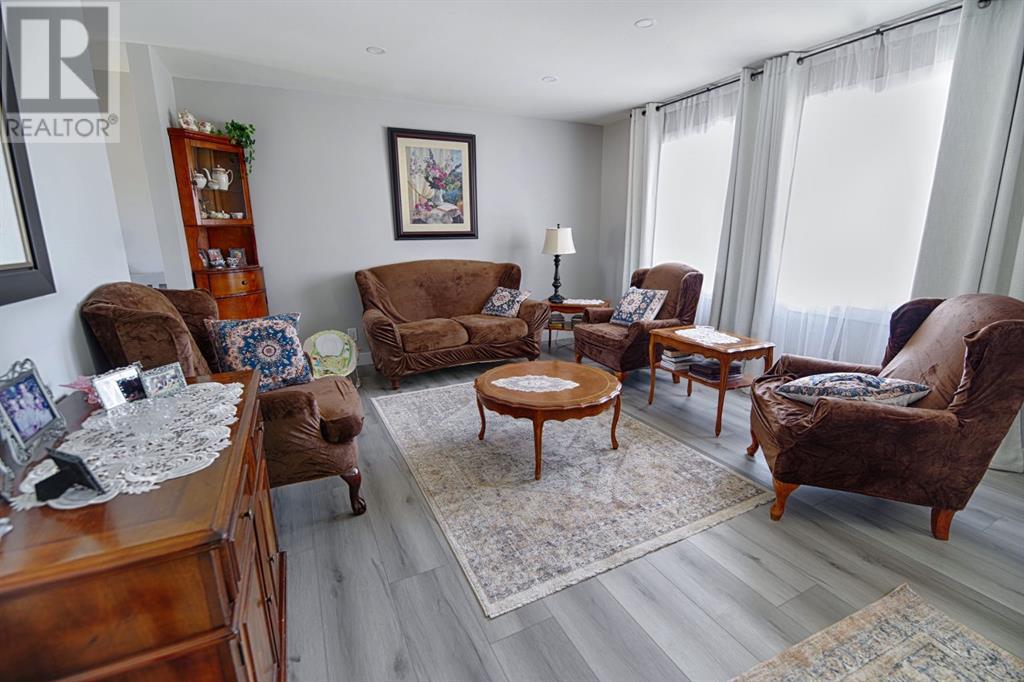 Property at 238 Eagle Road N image 4