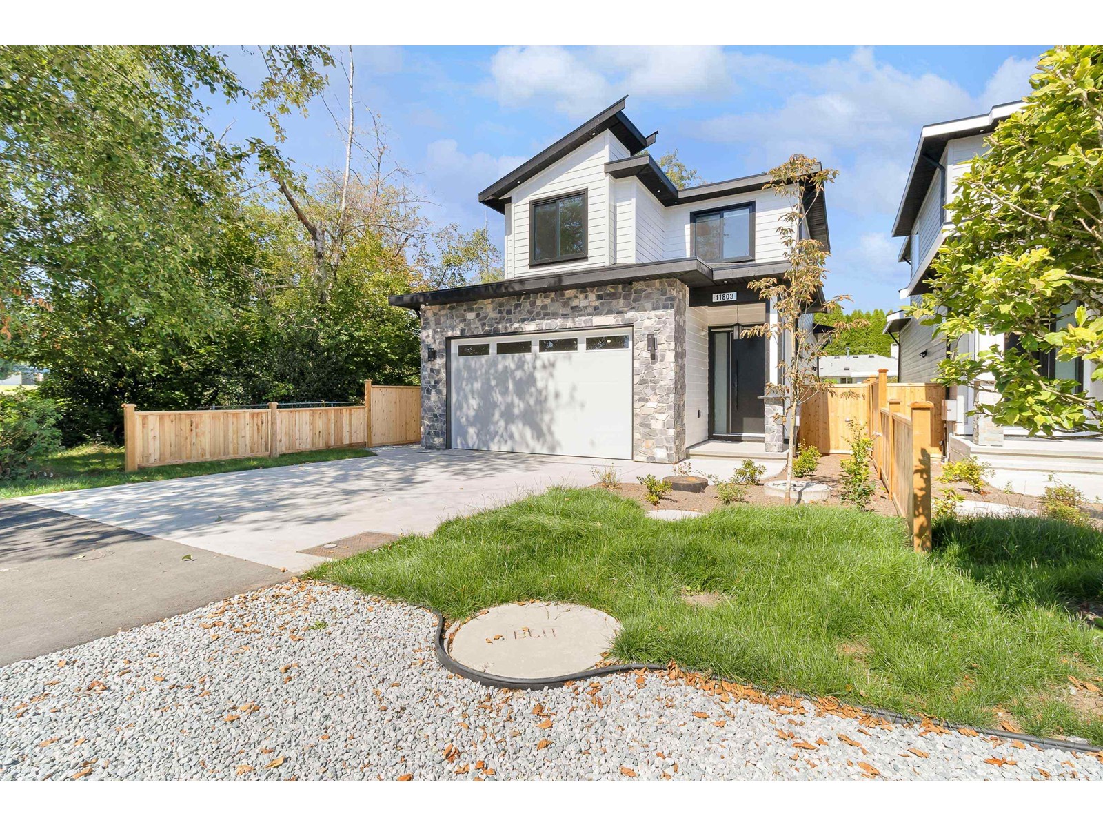 Property at 11803 86A AVENUE image 2