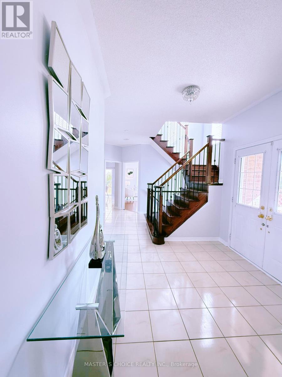 656 North Lake Road, Richmond Hill, Ontario  L4E 3C8 - Photo 3 - N12130674