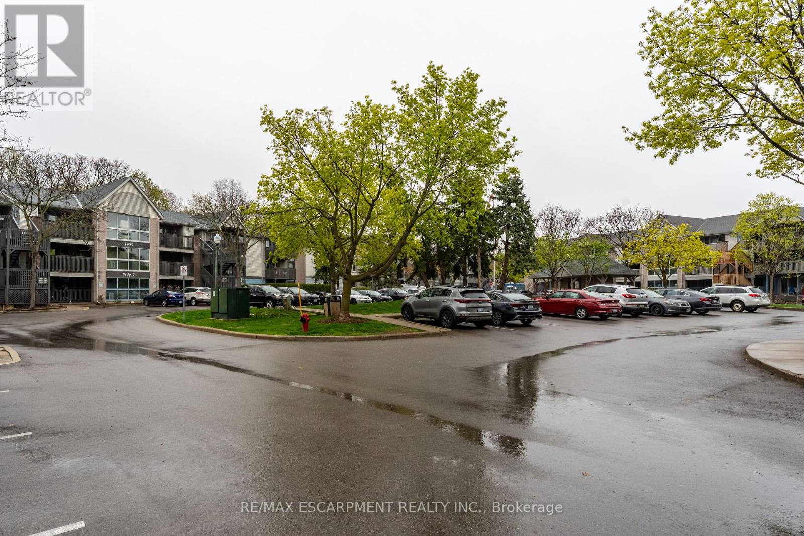 302 - 2030 Cleaver Avenue, Burlington, Ontario  L7M 4C3 - Photo 2 - W12130546