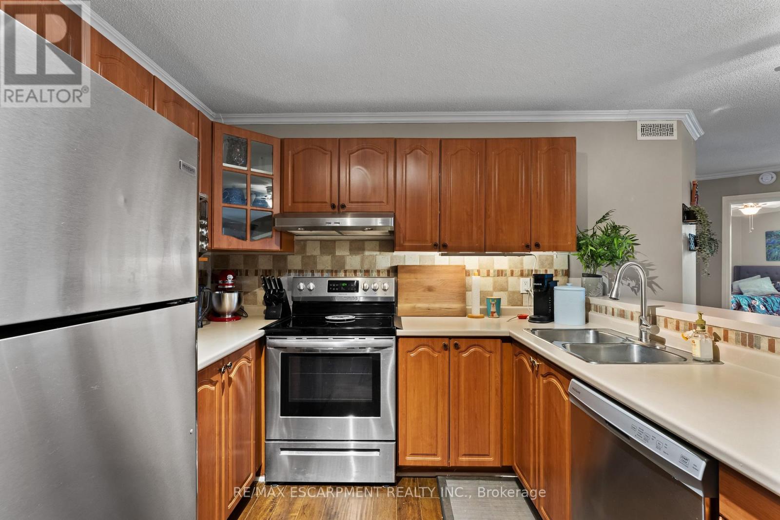 302 - 2030 Cleaver Avenue, Burlington, Ontario  L7M 4C3 - Photo 5 - W12130546