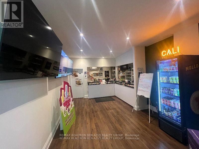 704 Wilson Avenue, Toronto, Ontario  M3K 1E1 - Photo 4 - W12130644
