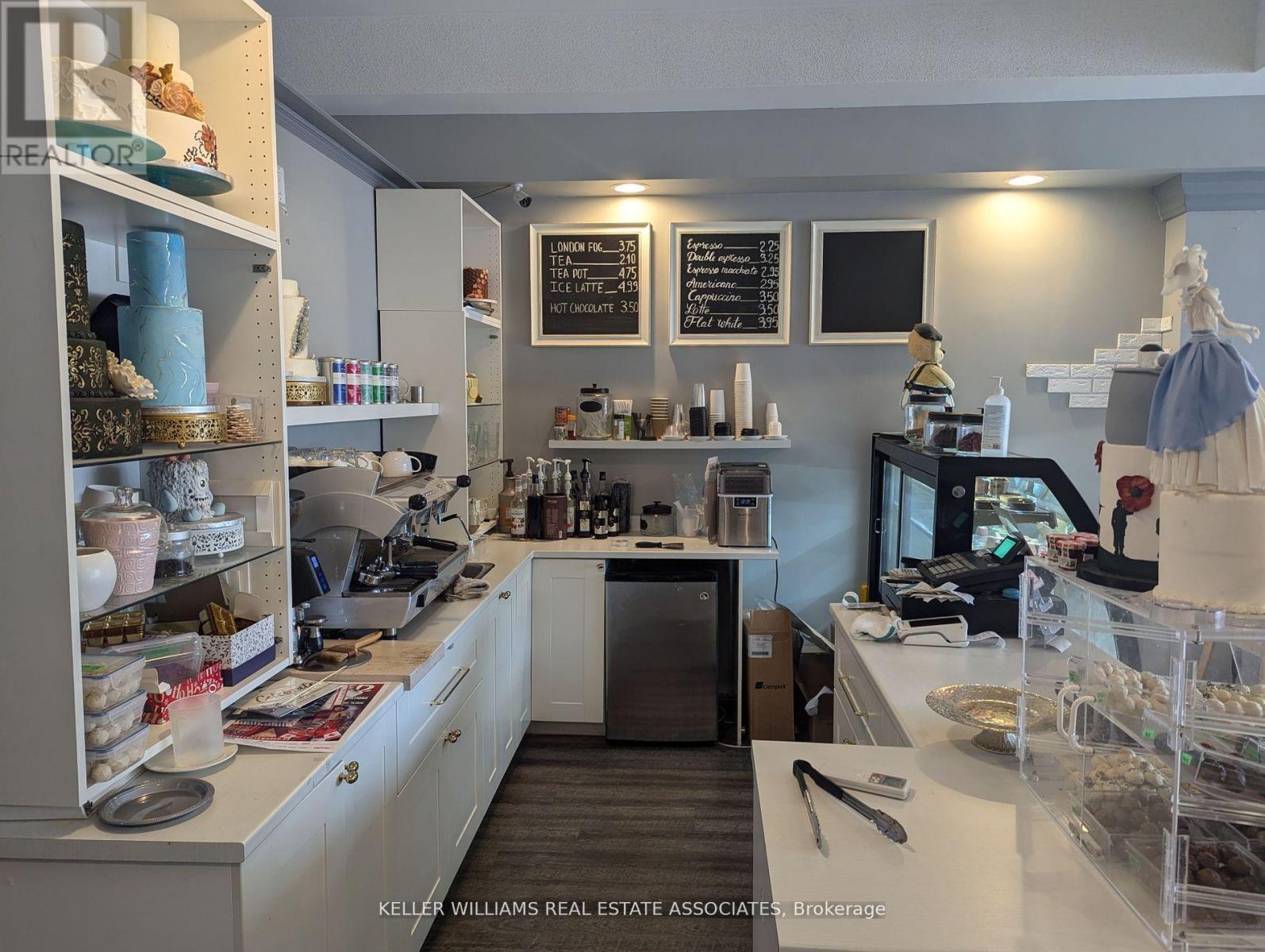 233 Lakeshore Road E, Mississauga (Port Credit), Ontario  L5G 1G8 - Photo 4 - W12130695