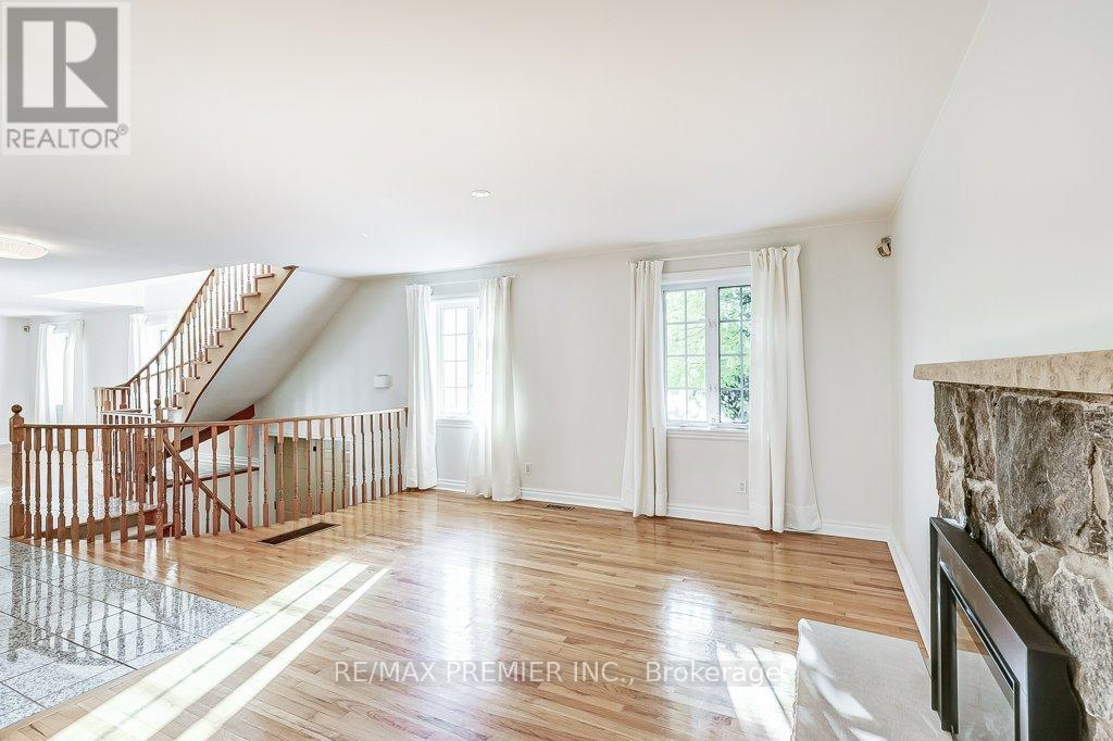 16 Woodvalley Drive, Toronto, Ontario  M9A 4H1 - Photo 21 - W12130443