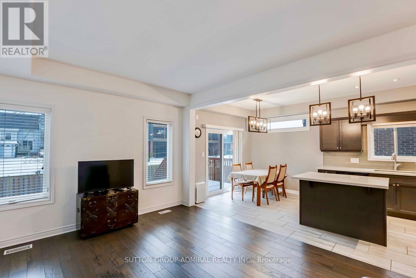 Property at 10 BERGENSTEIN CRESCENT image 5