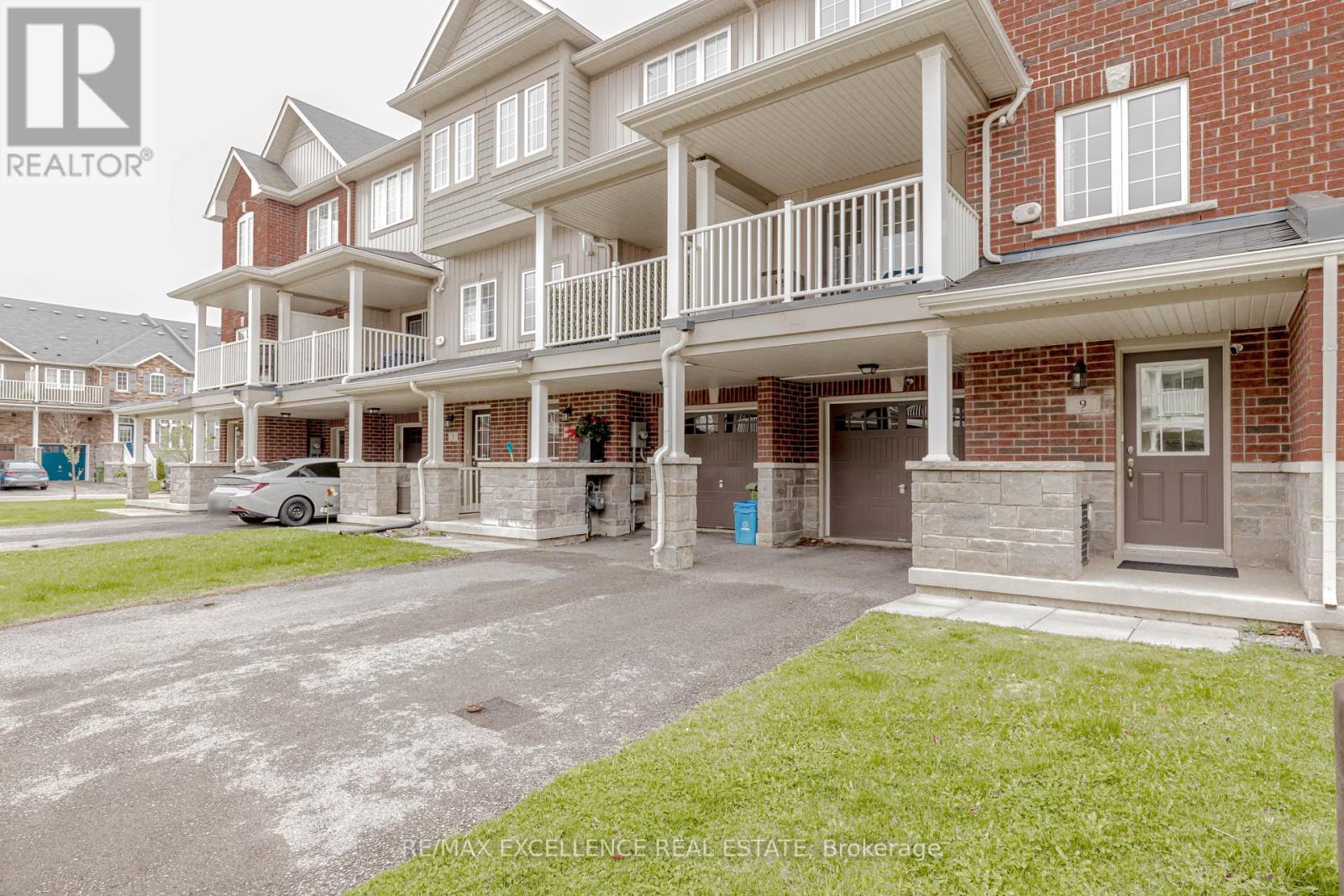 9 Hiscott Drive, Hamilton, Ontario  L8B 0A2 - Photo 4 - X12130543