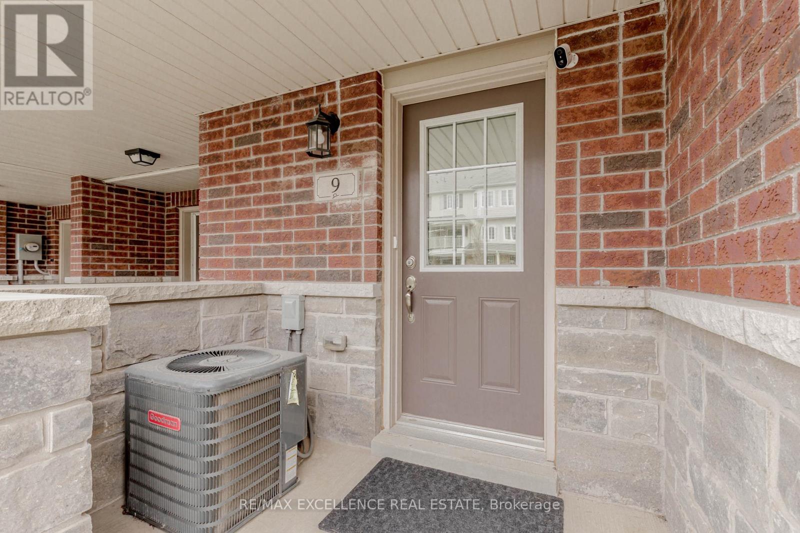 9 Hiscott Drive, Hamilton, Ontario  L8B 0A2 - Photo 6 - X12130543