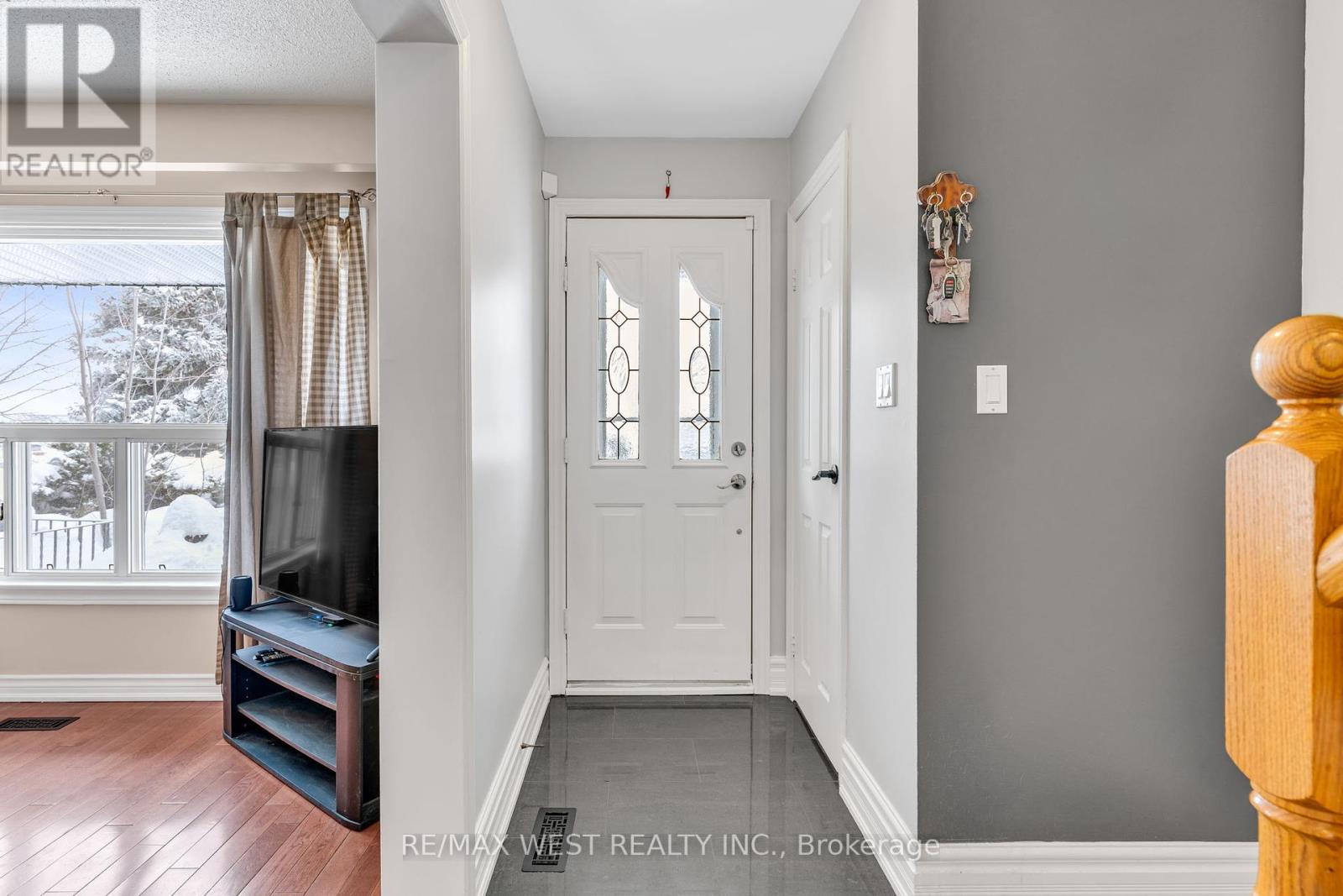 10 Greenwood Crescent, Brampton, Ontario  L6S 1T3 - Photo 4 - W12085739
