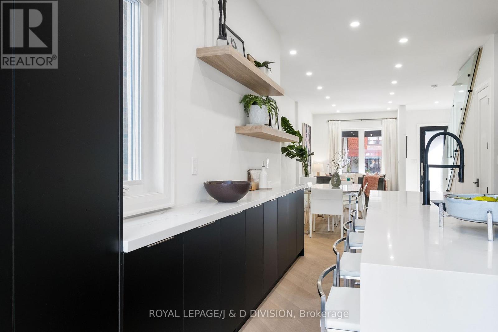 28 Melville Avenue, Toronto, Ontario  M6G 1Y2 - Photo 13 - W12125277
