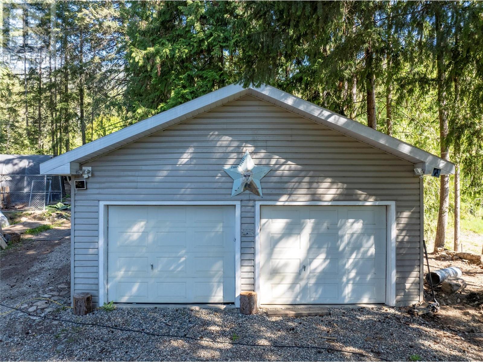 2572 Airstrip Road, Anglemont, British Columbia  V0E 1M8 - Photo 8 - 10333624
