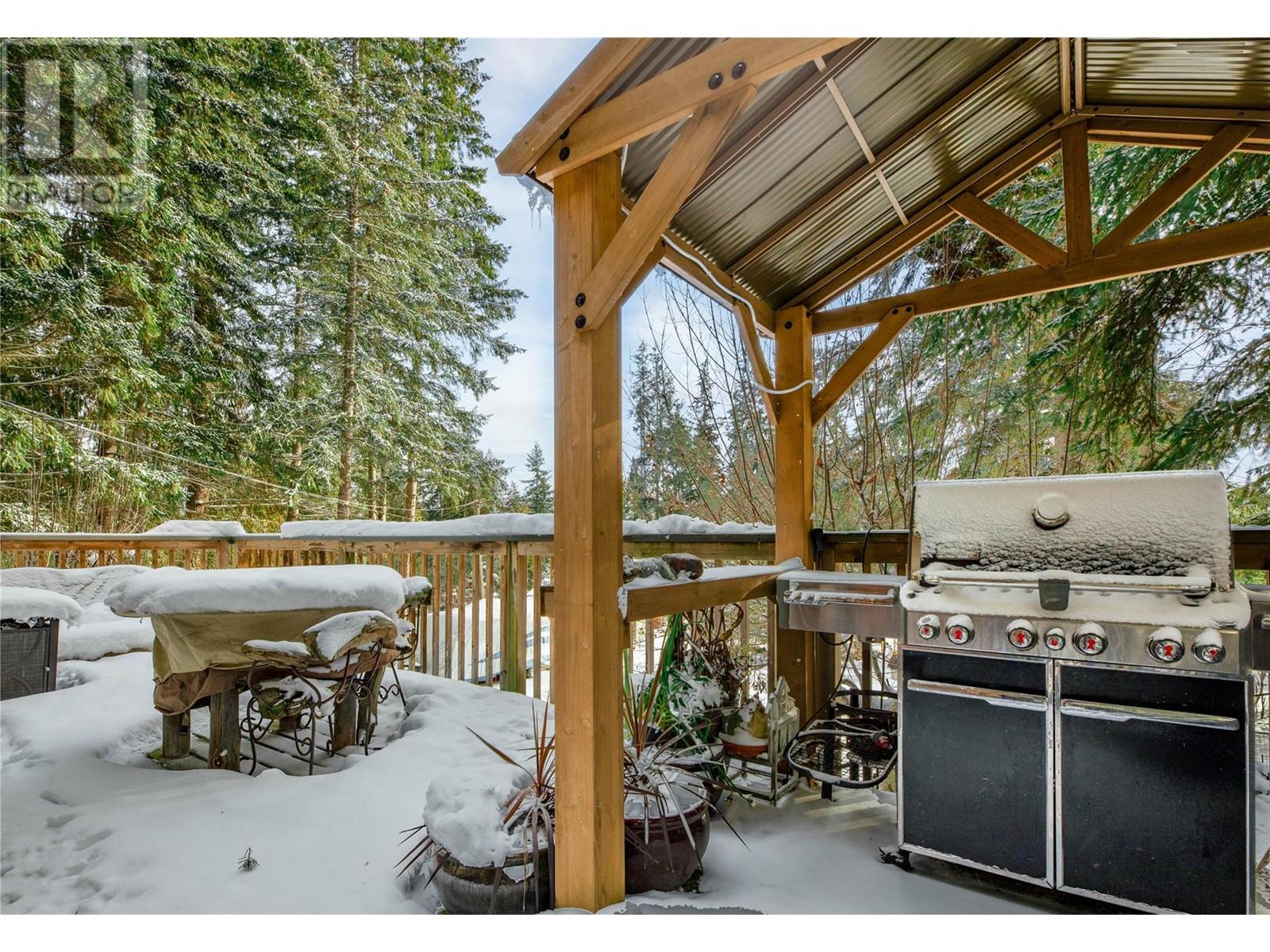 2572 Airstrip Road, Anglemont, British Columbia  V0E 1M8 - Photo 34 - 10333624
