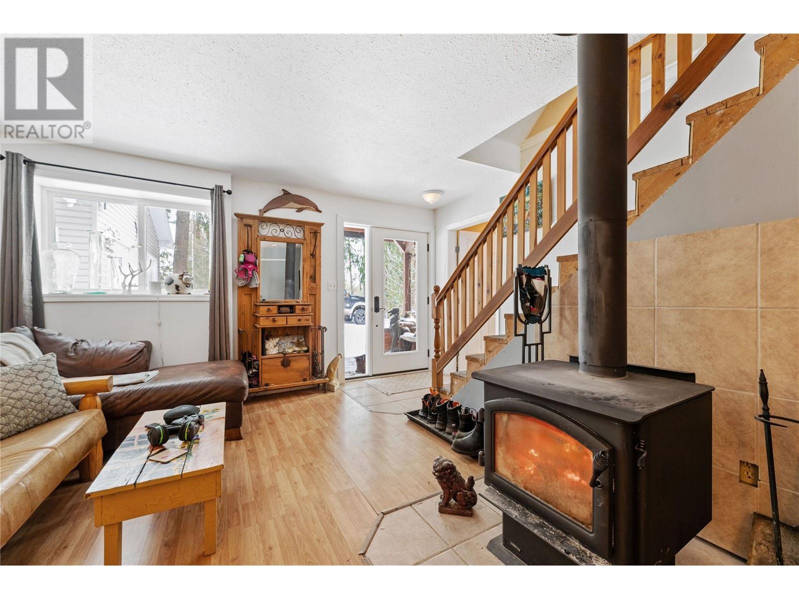 2572 Airstrip Road, Anglemont, British Columbia  V0E 1M8 - Photo 11 - 10333624