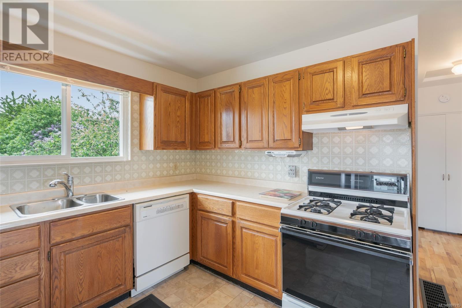 Property at 631 Hawkins St image 4