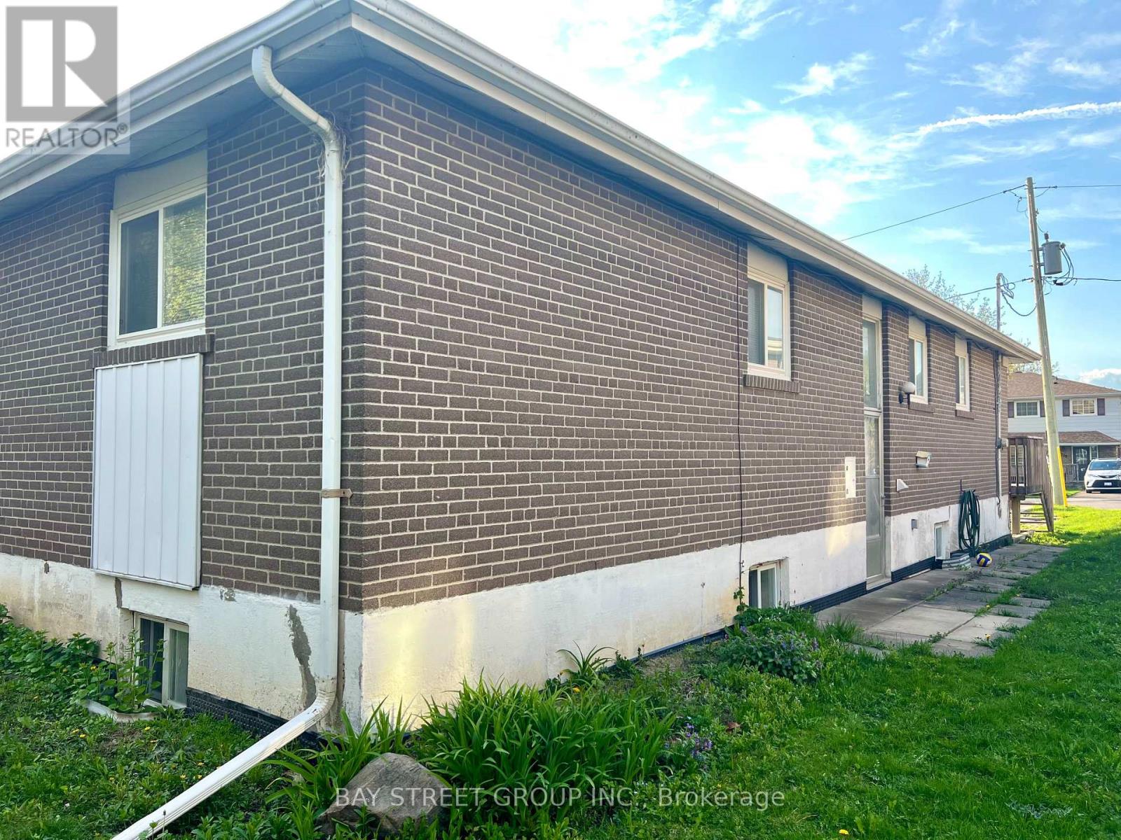 728 Sunnypoint Drive, Newmarket, Ontario  L3Y 2Z8 - Photo 4 - N12114020
