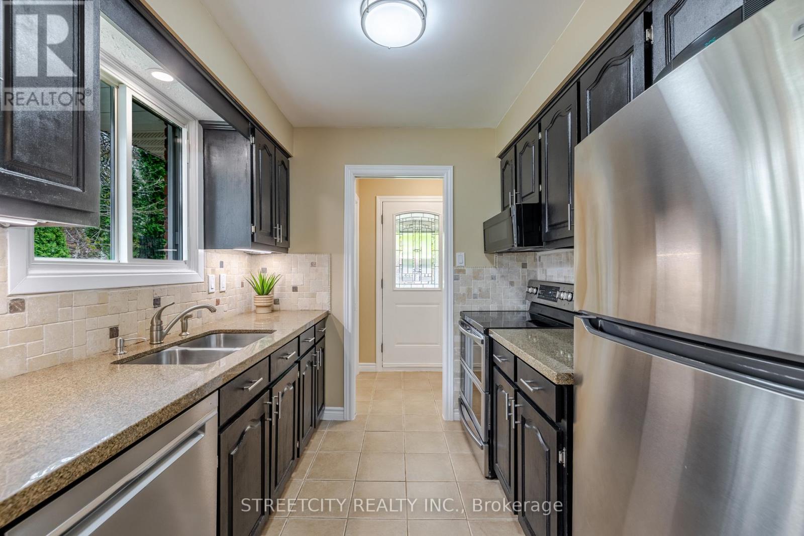 107 Dearborn Avenue, London South, Ontario  N6K 2H4 - Photo 13 - X12130989